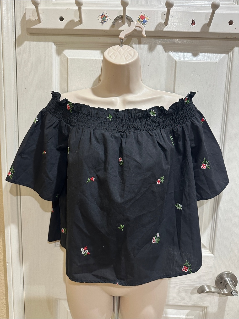 bleuh ciel Black Off-Shoulder Floral Crop Top